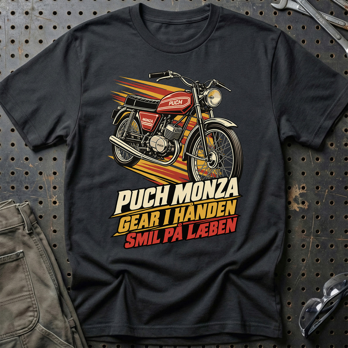 
Puch Monza – Gear i hånden, smil på læben – Unisex T-Shirt – Sort