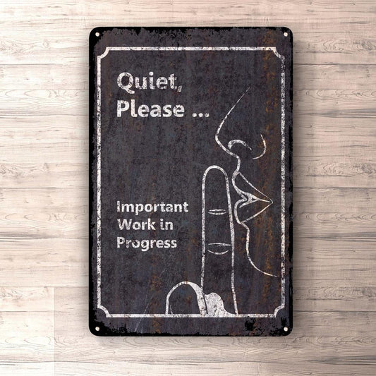 Quiet Please...Work In Progress Skilte, Musemåtte, Dørmåtte , Plakat-Skilte-Funny Garage-Garage Culture Shop- garage - man cave - merchandise