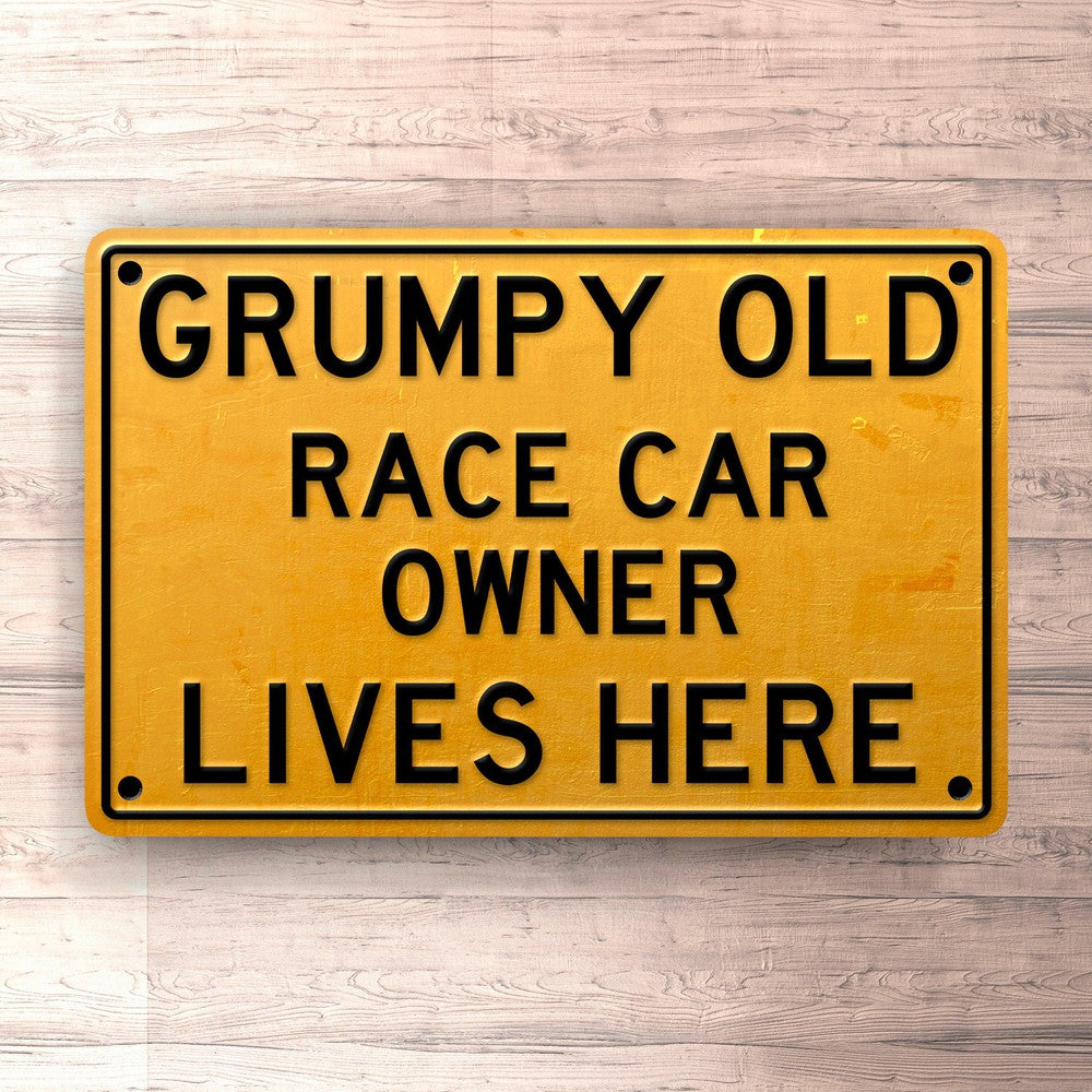 Race Car Grumpy Old Race Car Owner Lives Here Skilte, Musemåtte, Dørmåtte-Skilte-Race Car-Garage Culture Shop- garage - man cave - merchandise