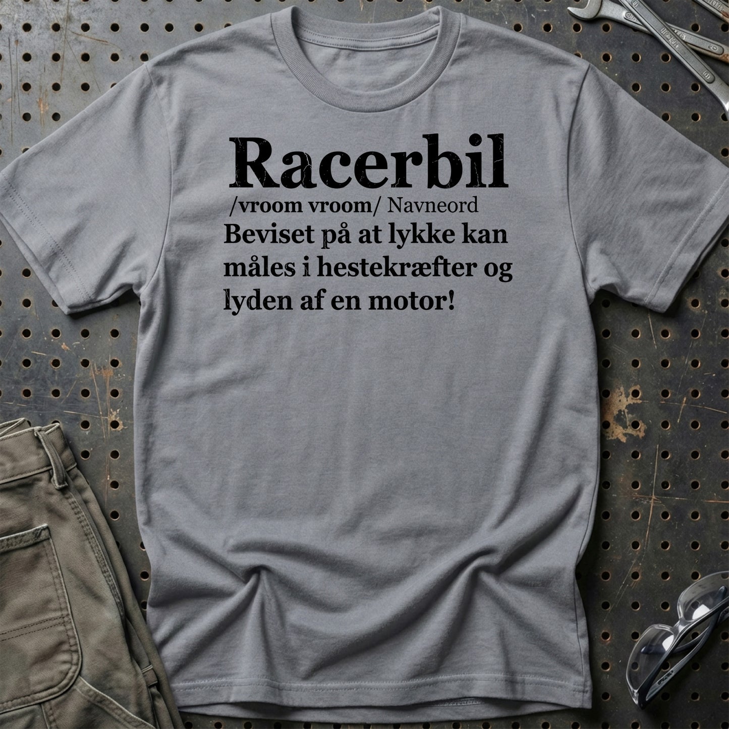Racerbil – Dansk Definition for Ægte Bilentusiaster - Unisex T-Shirt , Bomuld-Beklædning-Garage Culture-Grå Sport-S-Garage Culture Shop- garage - man cave - merchandise