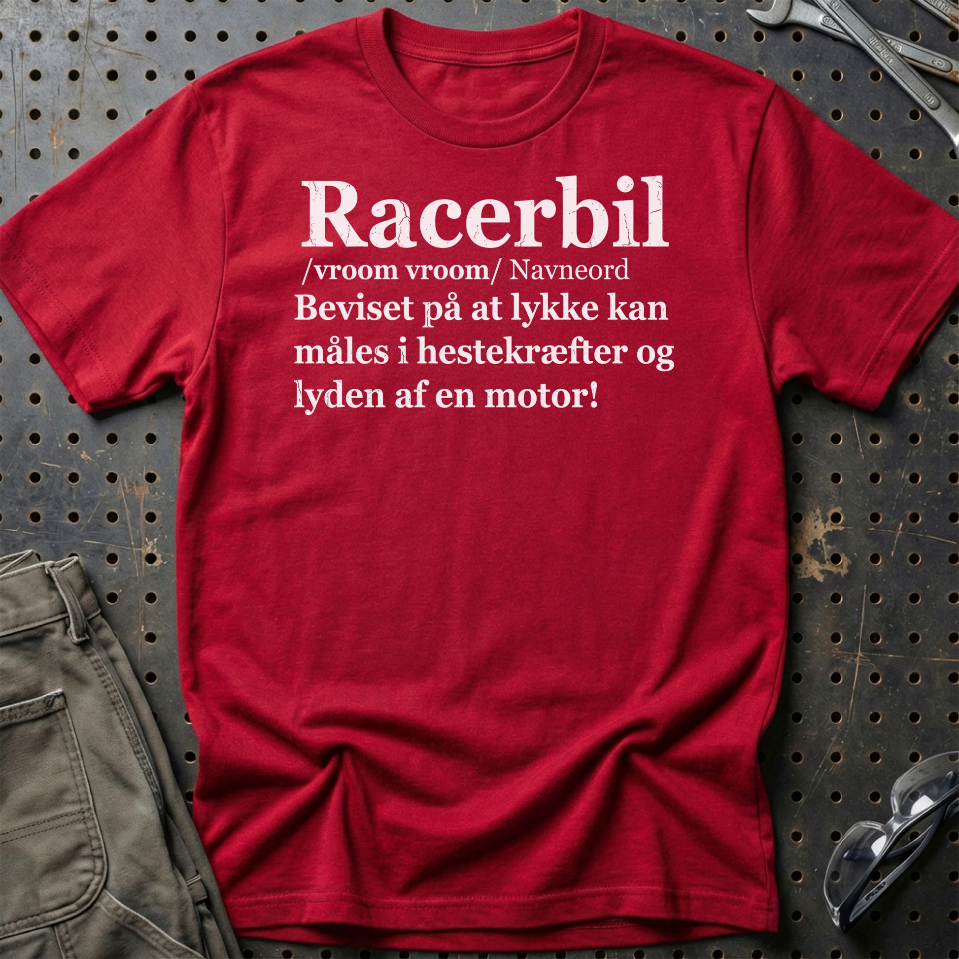 Racerbil – Dansk Definition for Ægte Bilentusiaster - Unisex T-Shirt , Bomuld-Beklædning-Garage Culture-Rød-S-Garage Culture Shop- garage - man cave - merchandise