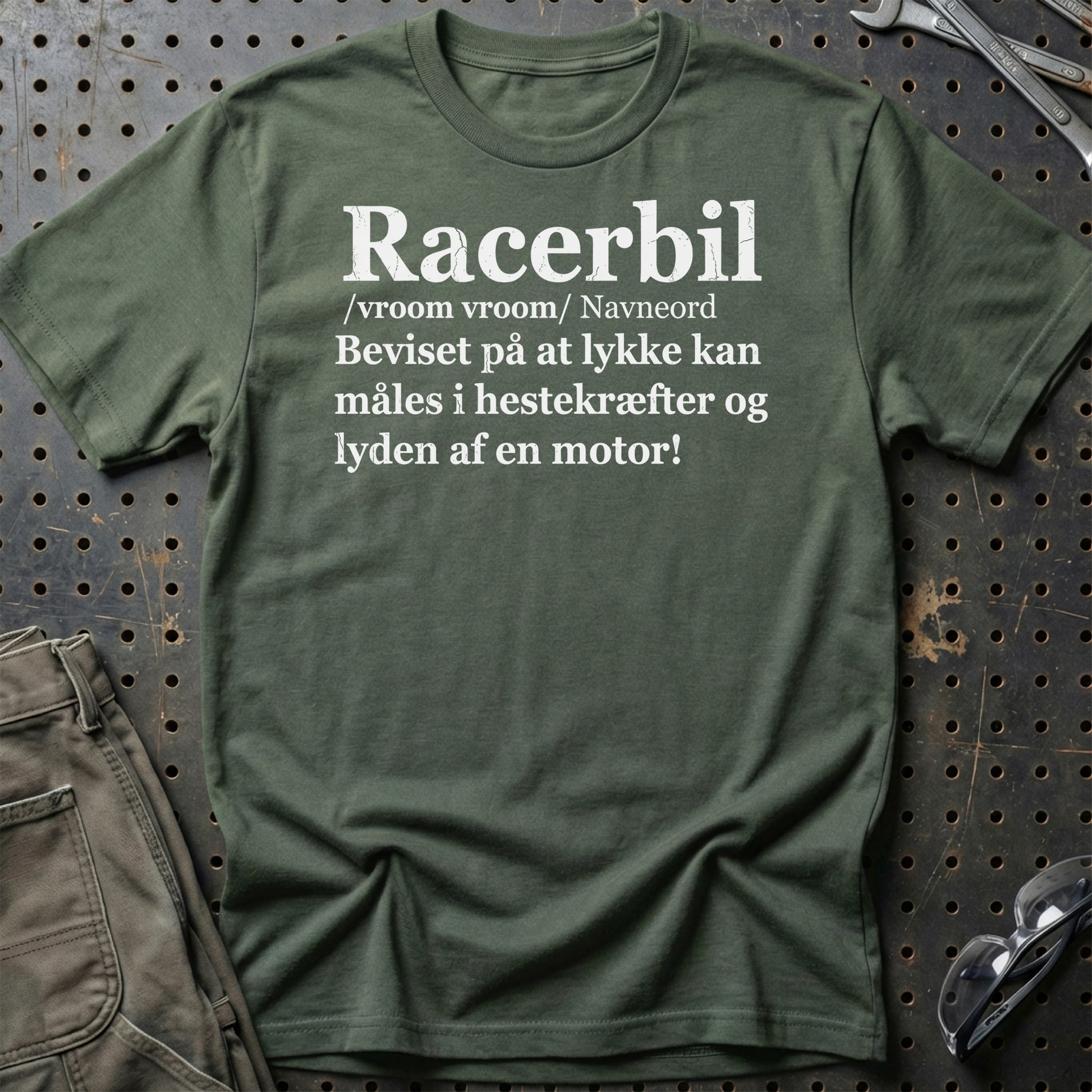 Racerbil – Dansk Definition for Ægte Bilentusiaster - Unisex T-Shirt , Bomuld-Beklædning-Garage Culture-Grøn Militær-S-Garage Culture Shop- garage - man cave - merchandise