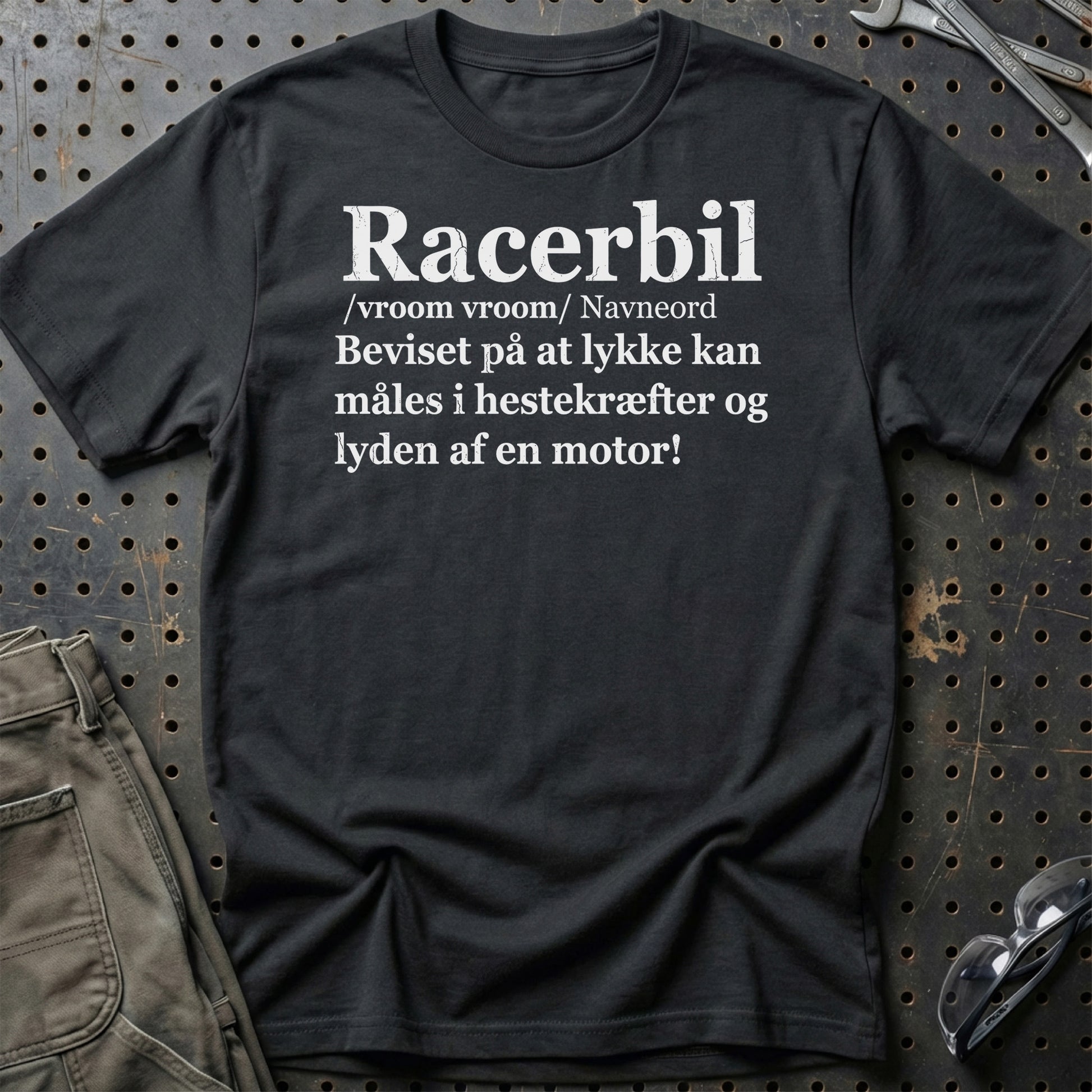 Racerbil – Dansk Definition for Ægte Bilentusiaster - Unisex T-Shirt , Bomuld-Beklædning-Garage Culture-Sort-S-Garage Culture Shop- garage - man cave - merchandise