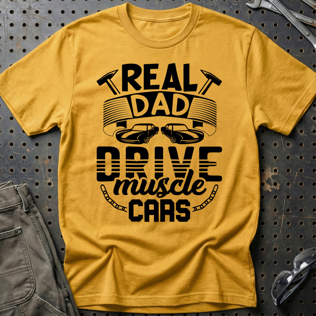
Real Dad Drive Muscle Car T-Shirt – Guld