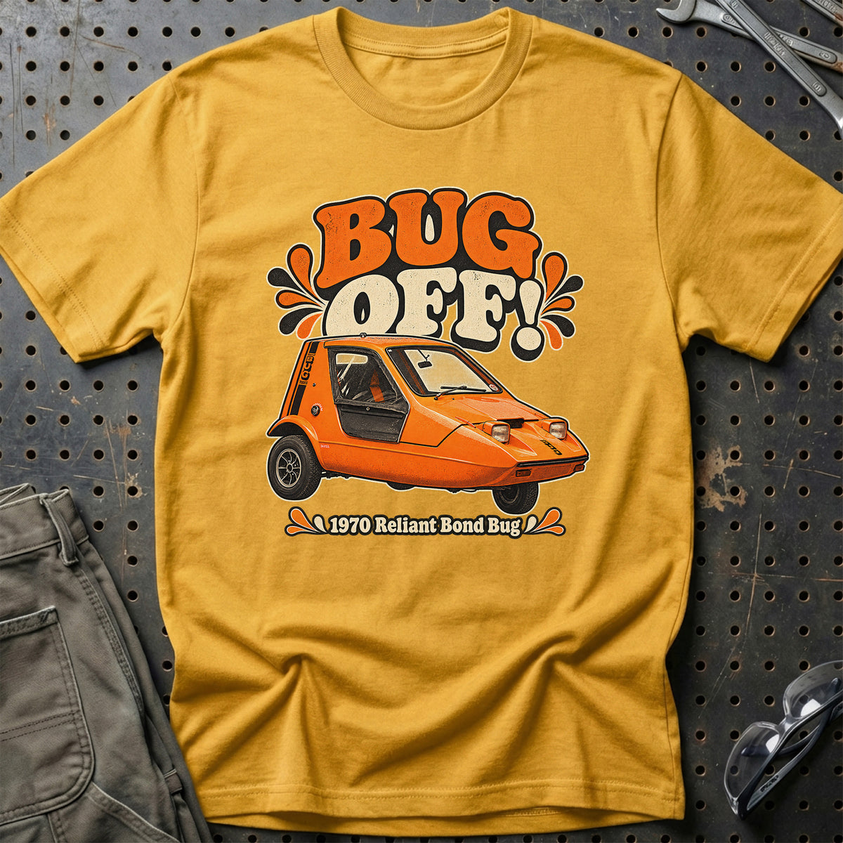
Reliant Bond Bug 1970 – Bug Off! T-Shirt – Guld
