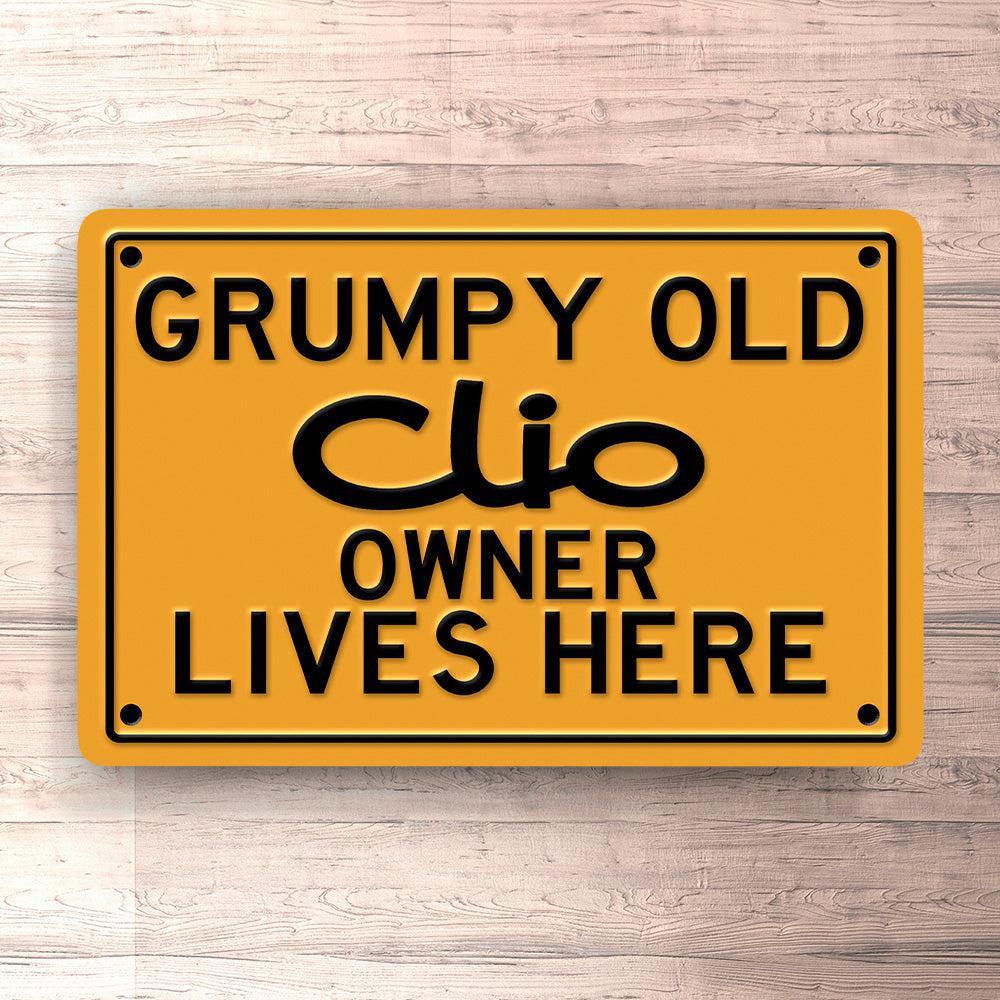 Renault Clio Grumpy Old Renault Clio Owner Lives Here Skilte, Musemåtte, Dørmåtte , Plakat-Skilte-Renault-Garage Culture Shop- garage - man cave - merchandise