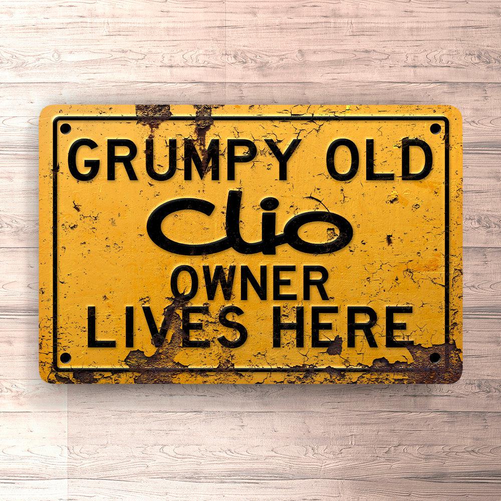 Renault Clio Grumpy Old Renault Clio Owner Lives Here Skilte, Musemåtte, Dørmåtte , Plakat-Skilte-Renault-Garage Culture Shop- garage - man cave - merchandise