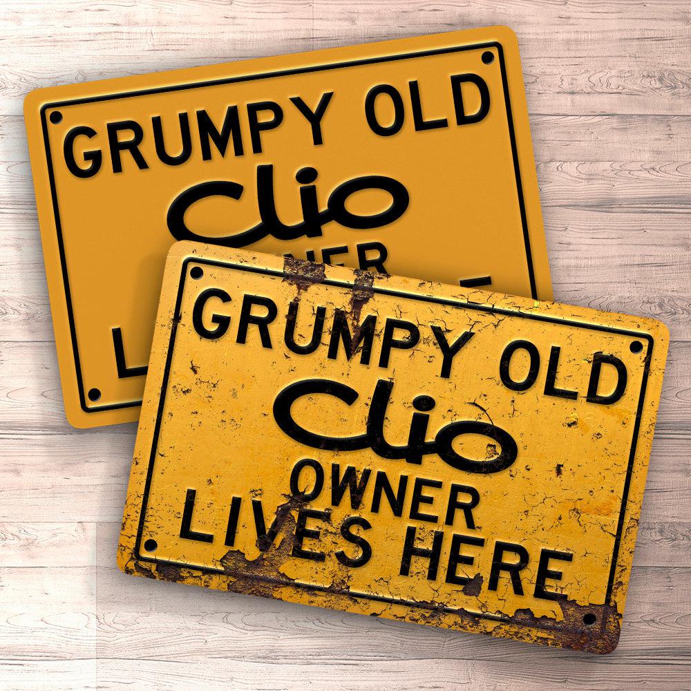 Renault Clio Grumpy Old Renault Clio Owner Lives Here Skilte, Musemåtte, Dørmåtte , Plakat-Skilte-Renault-Garage Culture Shop- garage - man cave - merchandise