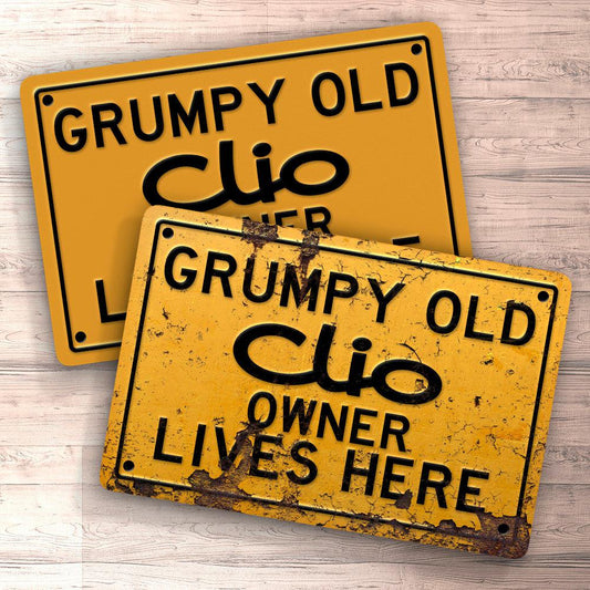 Renault Clio Grumpy Old Renault Clio Owner Lives Here Skilte, Musemåtte, Dørmåtte , Plakat-Skilte-Renault-Garage Culture Shop- garage - man cave - merchandise