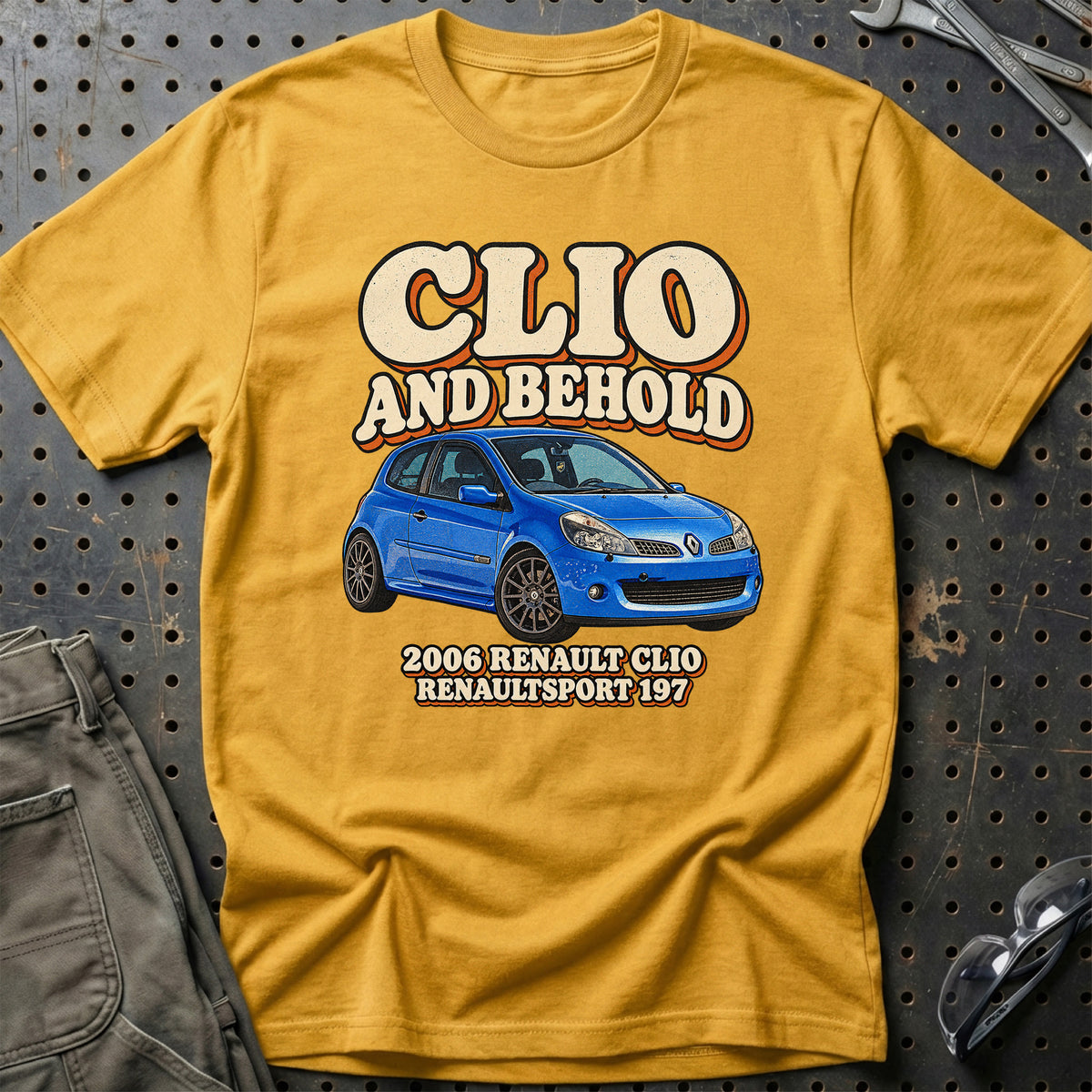 
Renault Clio Renaultsport 197 2006 – Clio and Behold T-Shirt – Guld