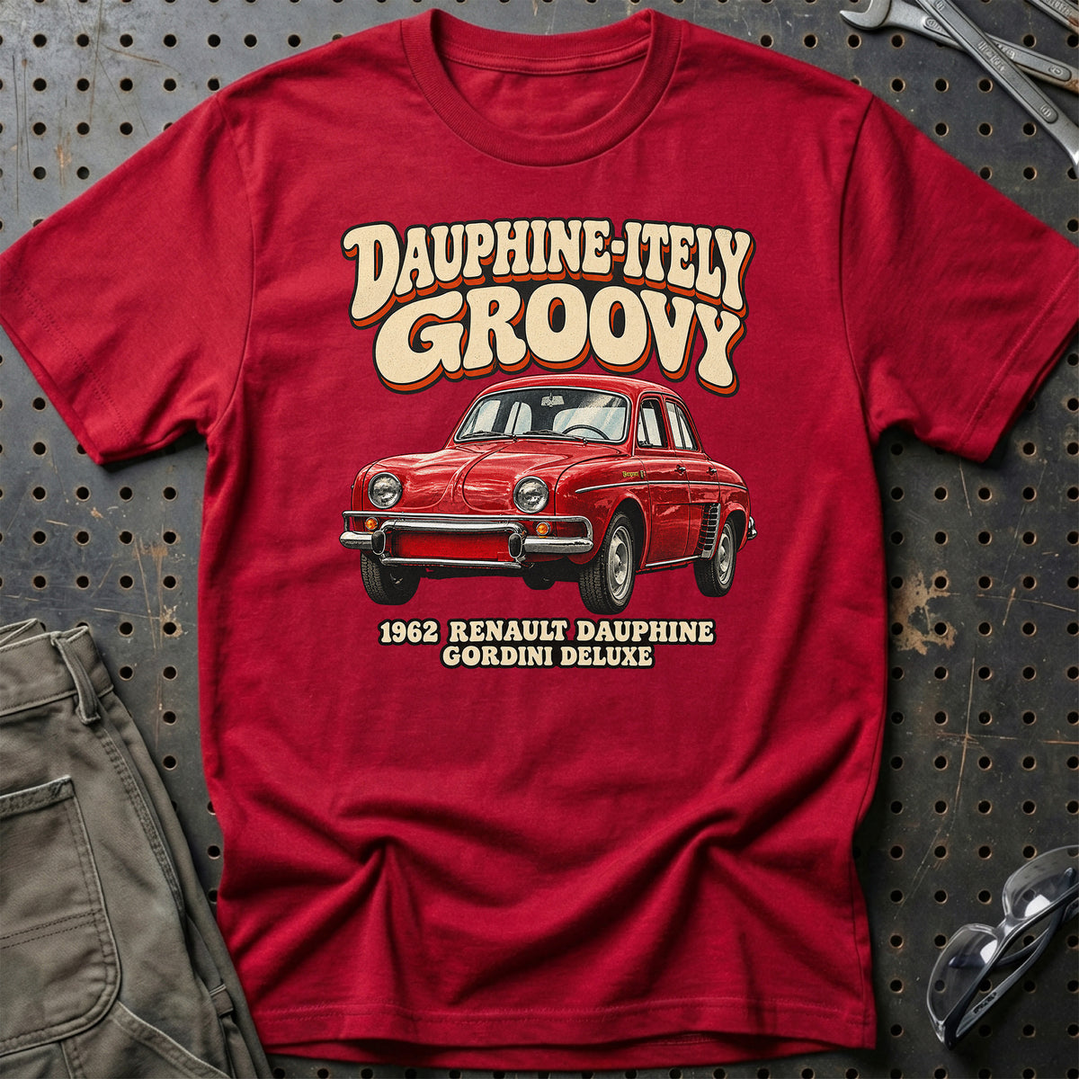 
Renault Dauphine Gordini 1962 – Dauphine-itely Groovy T-Shirt – Rød