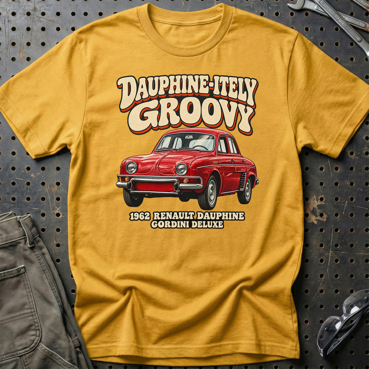 
Renault Dauphine Gordini 1962 – Dauphine-itely Groovy T-Shirt – Guld