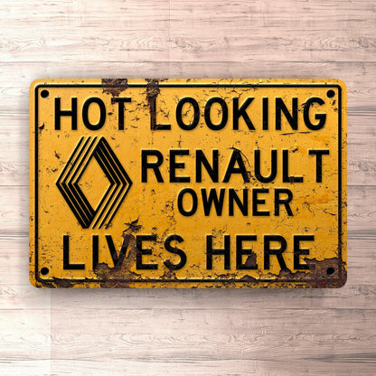 Renault Hot Looking Renault Owner Lives Here Skilte, Musemåtte, Dørmåtte-Skilte-Renault-Garage Culture Shop- garage - man cave - merchandise
