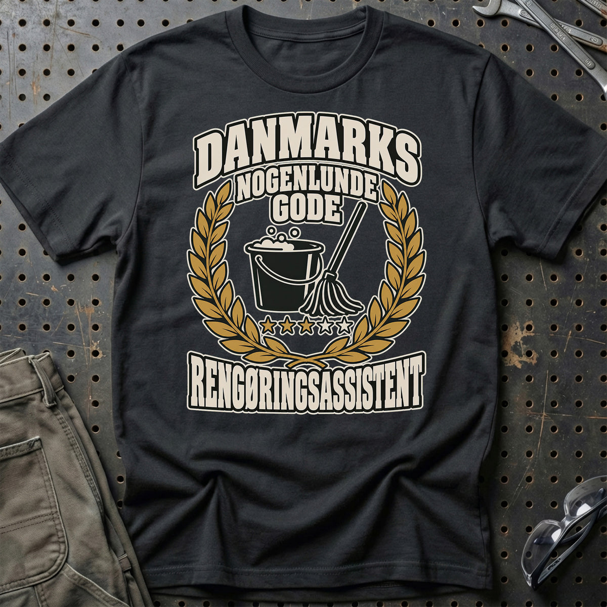 Rengøringsassistent – Danmarks Nogenlunde Gode T-Shirt-Beklædning-Garage Culture-Sort-S-Garage Culture Shop- garage - man cave - merchandise