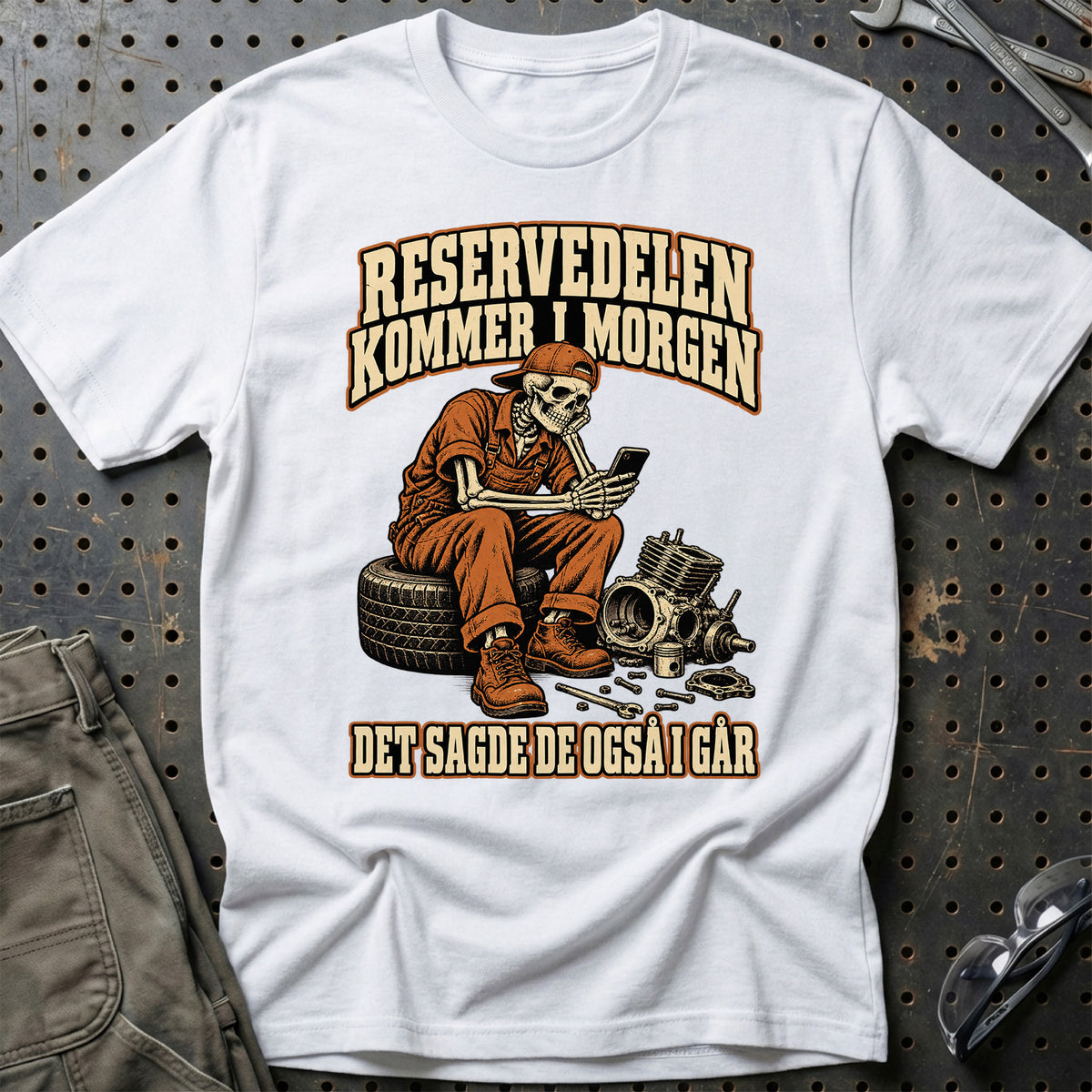 
Produktbillede af Reservedelen kommer i morgen – Det sagde de også i går T-Shirt