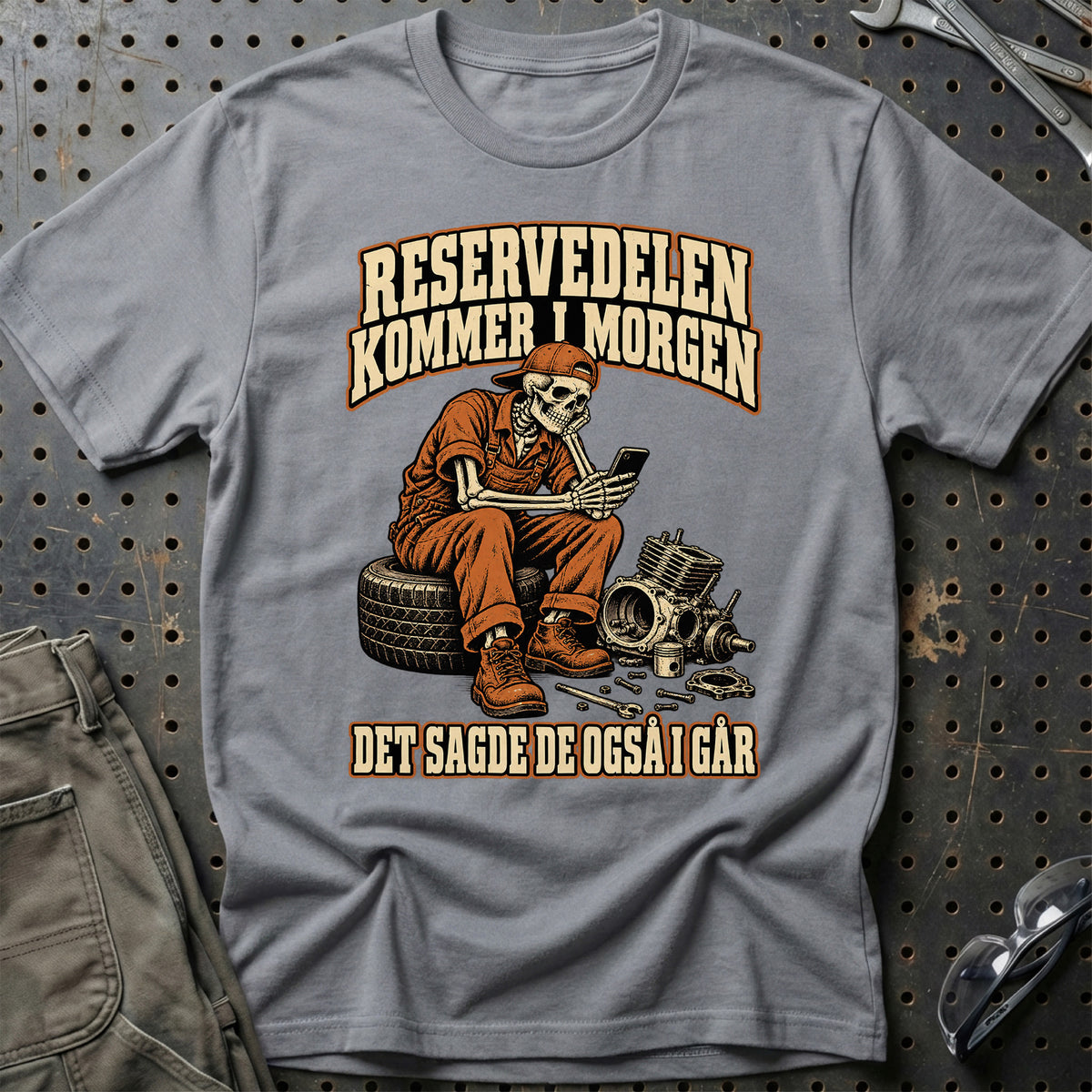 
Produktbillede af Reservedelen kommer i morgen – Det sagde de også i går T-Shirt