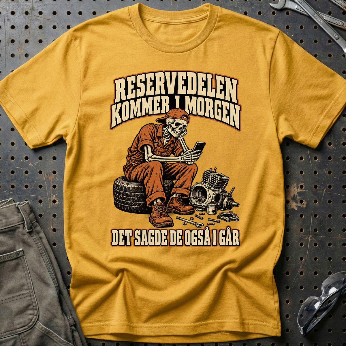 
Produktbillede af Reservedelen kommer i morgen – Det sagde de også i går T-Shirt