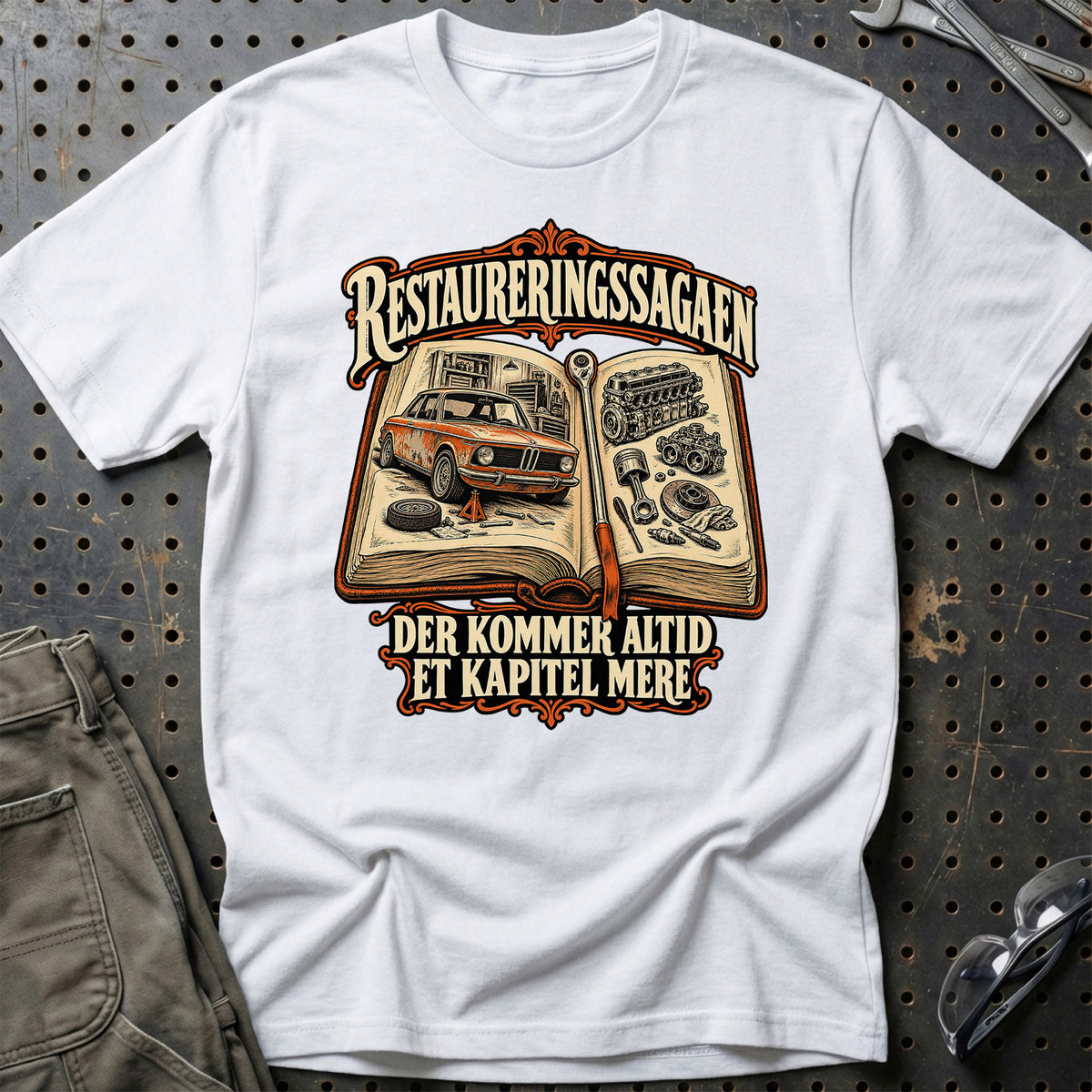 
Produktbillede af Restaureringssagaen – Der kommer altid et kapitel mere T-Shirt