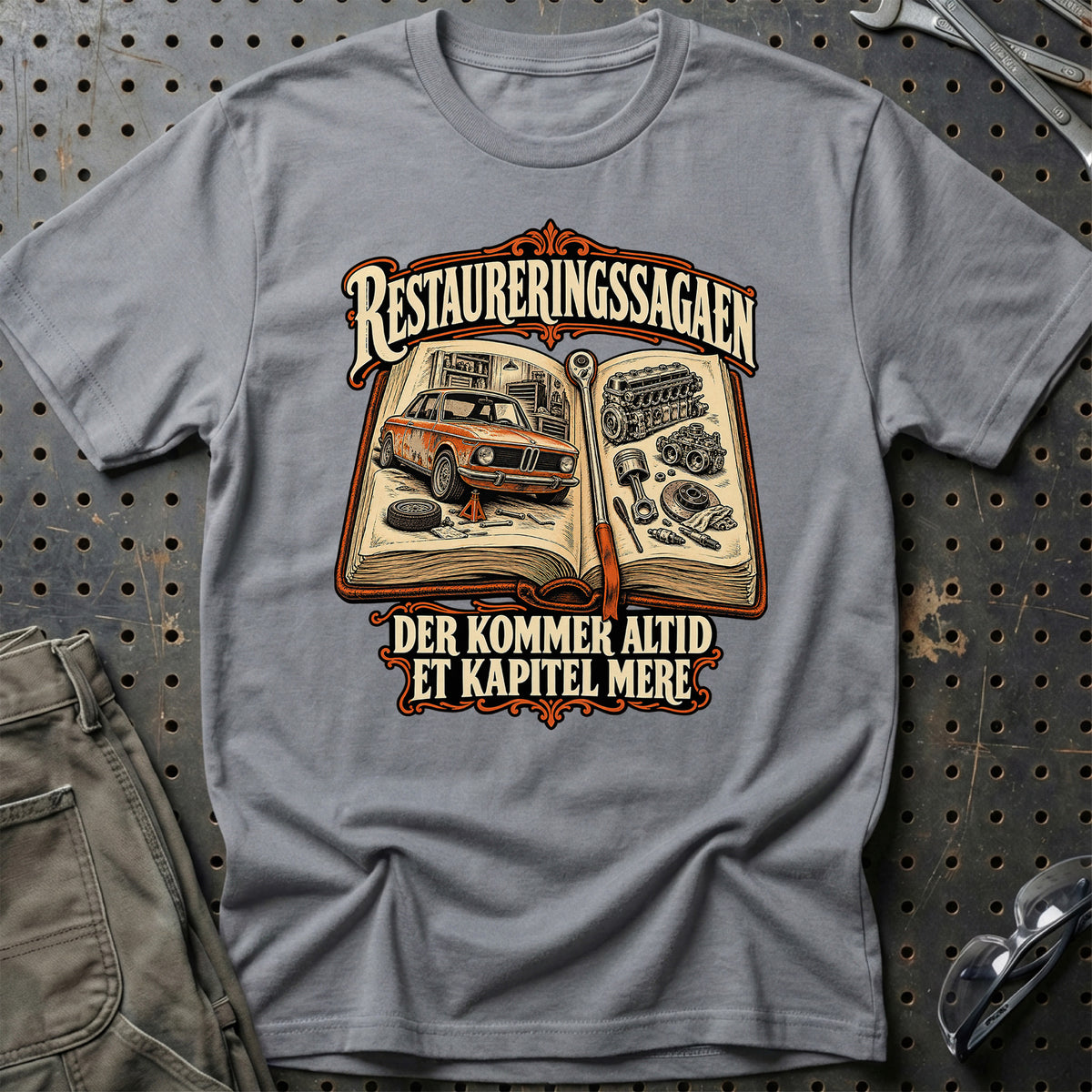 
Produktbillede af Restaureringssagaen – Der kommer altid et kapitel mere T-Shirt
