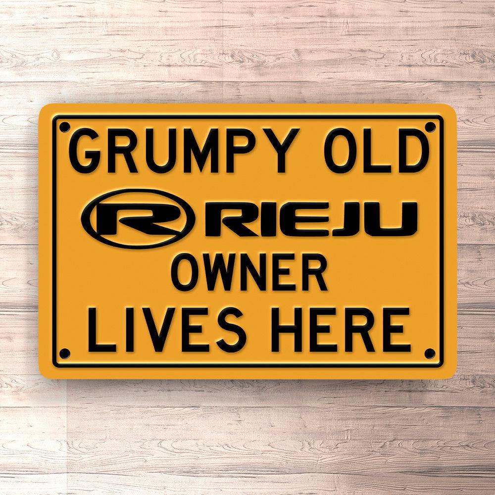 Rieju Grumpy Old Rieju Owner Lives Here Skilte, Musemåtte, Dørmåtte-Skilte-Rieju-Garage Culture Shop- garage - man cave - merchandise