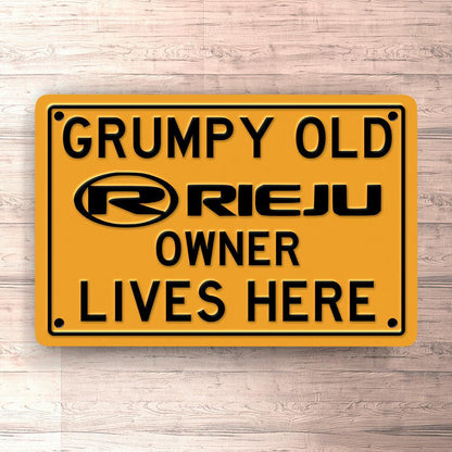 Rieju Grumpy Old Rieju Owner Lives Here Skilte, Musemåtte, Dørmåtte-Skilte-Rieju-Garage Culture Shop- garage - man cave - merchandise
