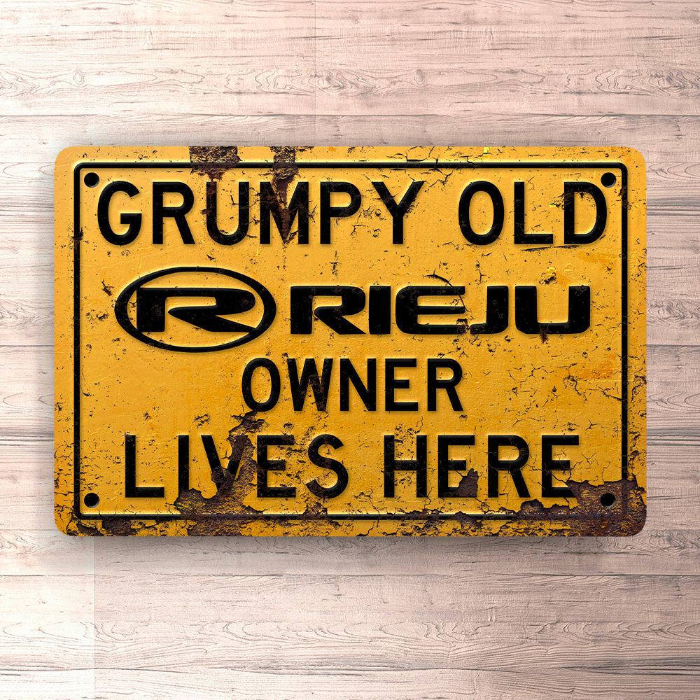 Rieju Grumpy Old Rieju Owner Lives Here Skilte, Musemåtte, Dørmåtte-Skilte-Rieju-Garage Culture Shop- garage - man cave - merchandise