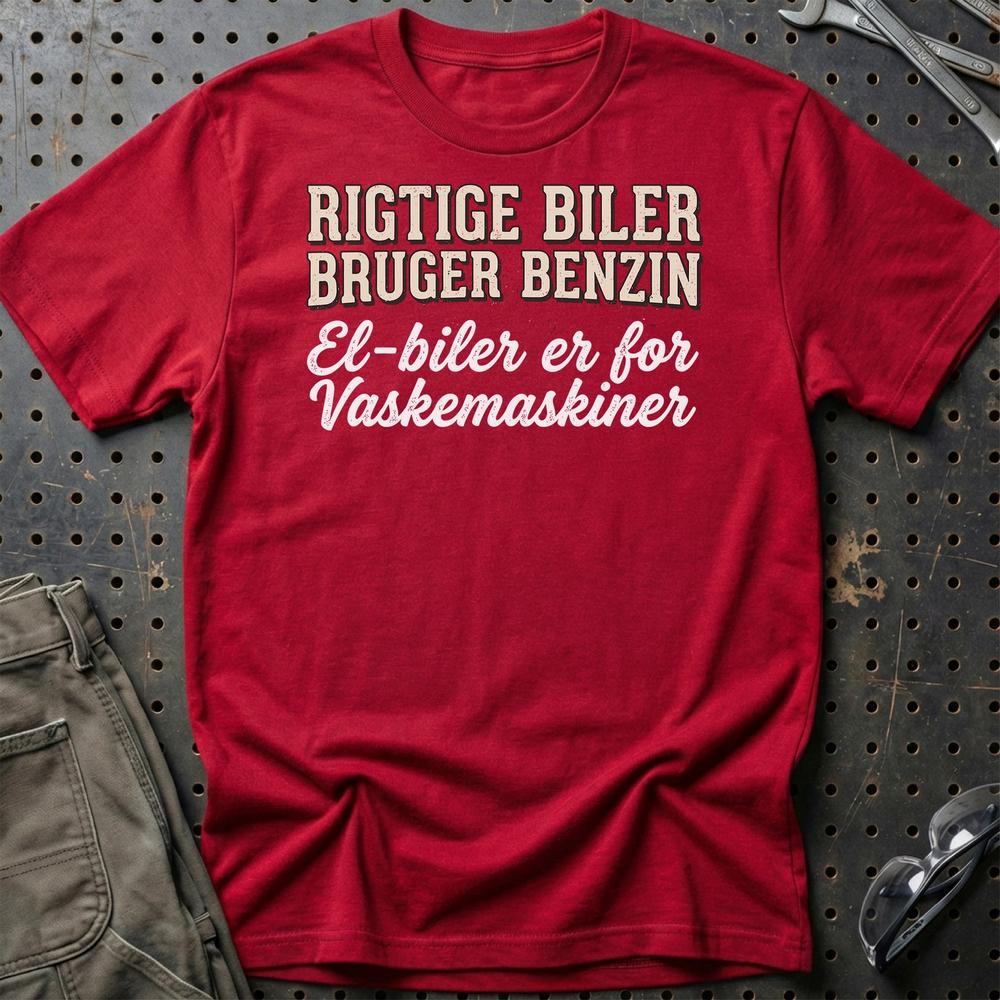 Rigtige Biler Bruger Benzin - Bilentusiast T-Shirt-Beklædning-Garage Culture-Rød-S-Garage Culture Shop- garage - man cave - merchandise