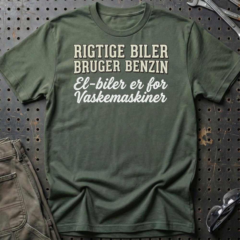 Rigtige Biler Bruger Benzin - Bilentusiast T-Shirt-Beklædning-Garage Culture-Grøn Militær-S-Garage Culture Shop- garage - man cave - merchandise