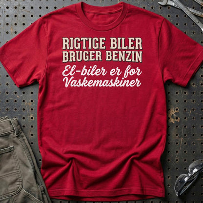 Rigtige Biler Bruger Benzin – Bilentusiast - Unisex T-Shirt , Bomuld-Beklædning-Garage Culture-Rød-S-Garage Culture Shop- garage - man cave - merchandise
