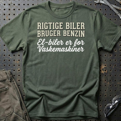 Rigtige Biler Bruger Benzin – Bilentusiast - Unisex T-Shirt , Bomuld-Beklædning-Garage Culture-Grøn Militær-S-Garage Culture Shop- garage - man cave - merchandise