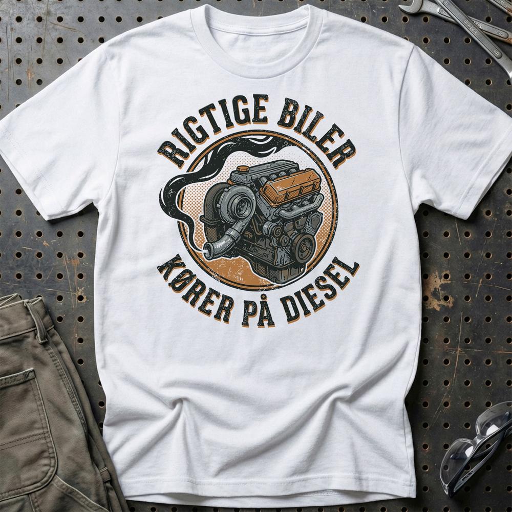 Rigtige Biler Kører På Diesel T-Shirt-Beklædning-Garage Culture-Hvid-S-Garage Culture Shop- garage - man cave - merchandise