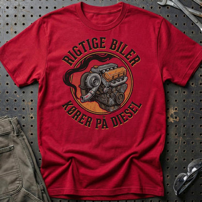Rigtige Biler Kører På Diesel - Unisex T-Shirt , Bomuld-Beklædning-Garage Culture-Rød-S-Garage Culture Shop- garage - man cave - merchandise
