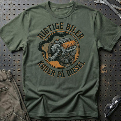 Rigtige Biler Kører På Diesel - Unisex T-Shirt , Bomuld-Beklædning-Garage Culture-Grøn Militær-S-Garage Culture Shop- garage - man cave - merchandise