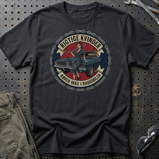 Rigtige Kvinder Kører Ikke I Radiobiler - Unisex T-Shirt , Bomuld-Beklædning-Garage Culture-Sort-S-Garage Culture Shop- garage - man cave - merchandise