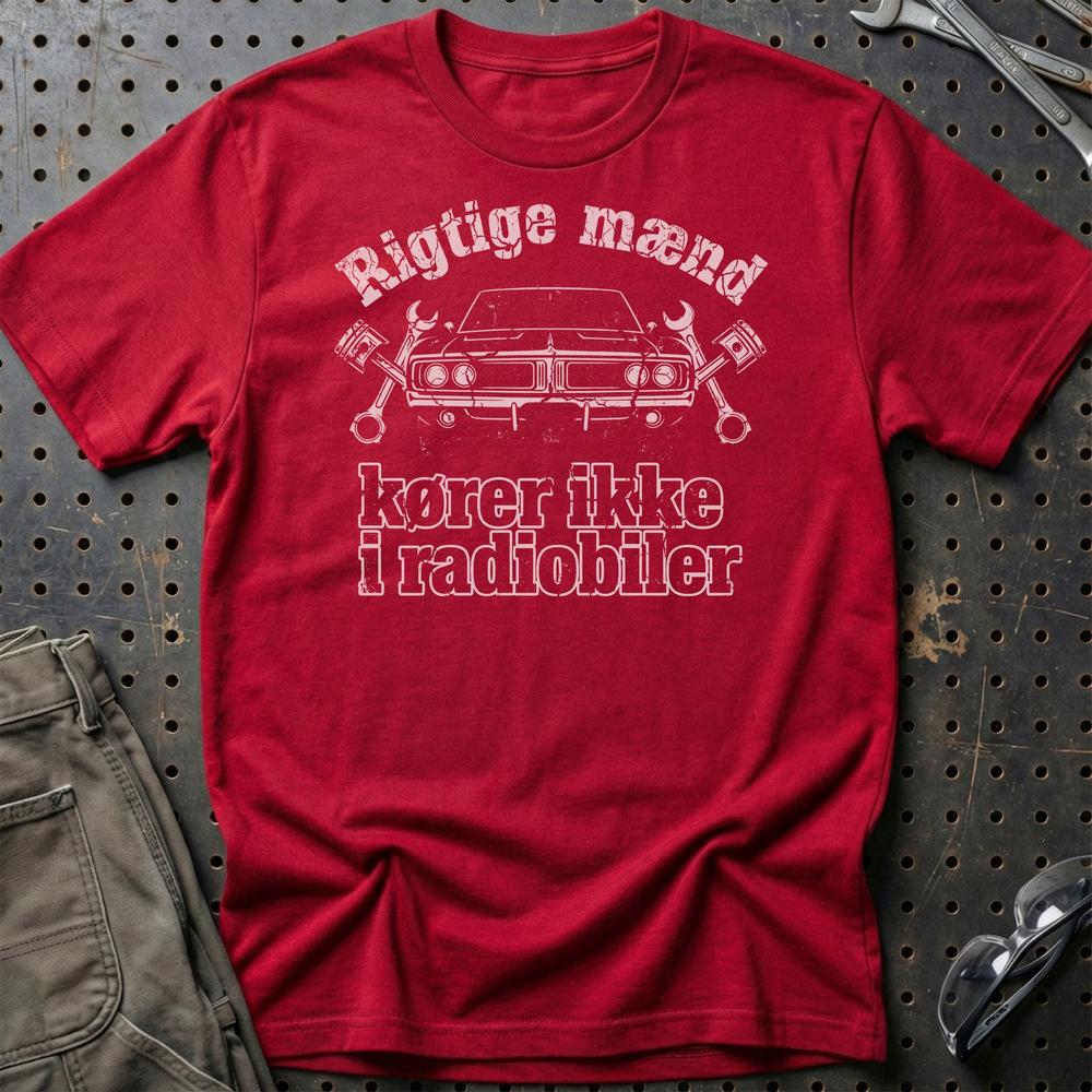 Rigtige Mænd Kører Ikke I Radiobiler T-Shirt-Beklædning-Garage Culture-Rød-S-Garage Culture Shop- garage - man cave - merchandise