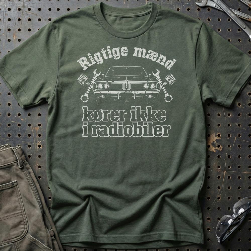 Rigtige Mænd Kører Ikke I Radiobiler T-Shirt-Beklædning-Garage Culture-Grøn Militær-S-Garage Culture Shop- garage - man cave - merchandise