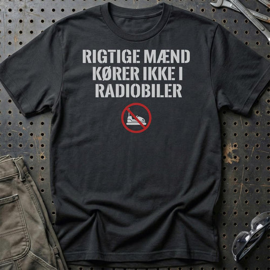 Rigtige Mænd Kører Ikke I Radiobiler - Unisex T-Shirt , Bomuld-Beklædning-Garage Culture-Sort-S-Garage Culture Shop- garage - man cave - merchandise