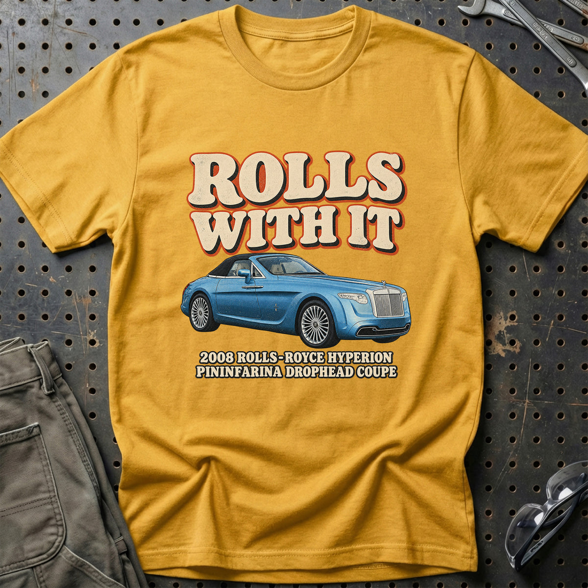 
Rolls-Royce Hyperion Pininfarina Drophead Coupe 2008 – Rolls with It T-Shirt – Guld