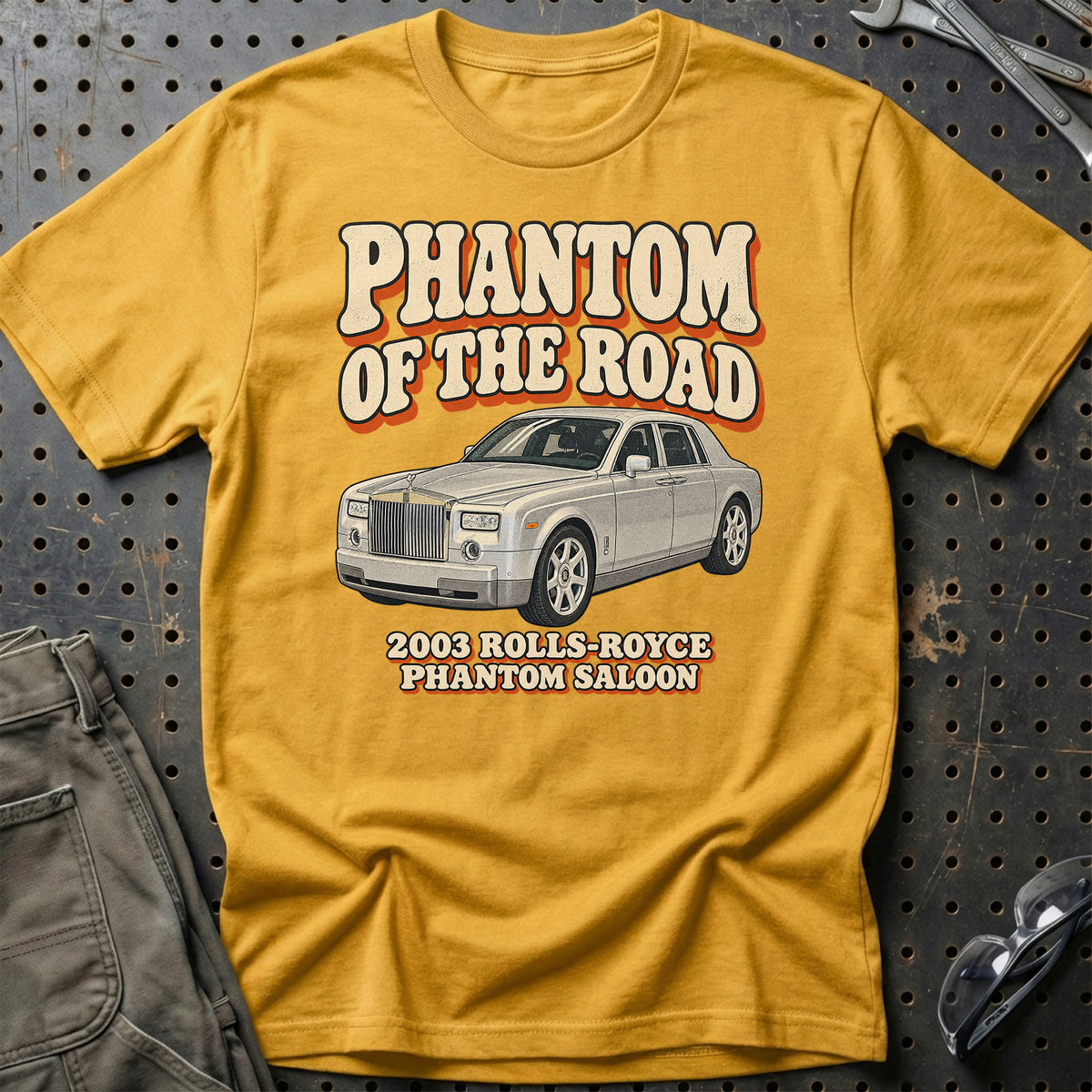 
Rolls-Royce Phantom Saloon 2003 – Phantom of the Road T-Shirt – Guld