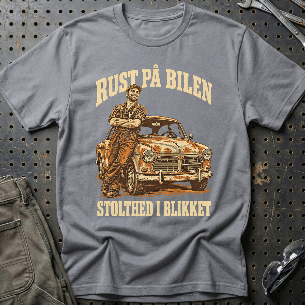 
Produktbillede af Rust på bilen – Stolthed i blikket T-Shirt
