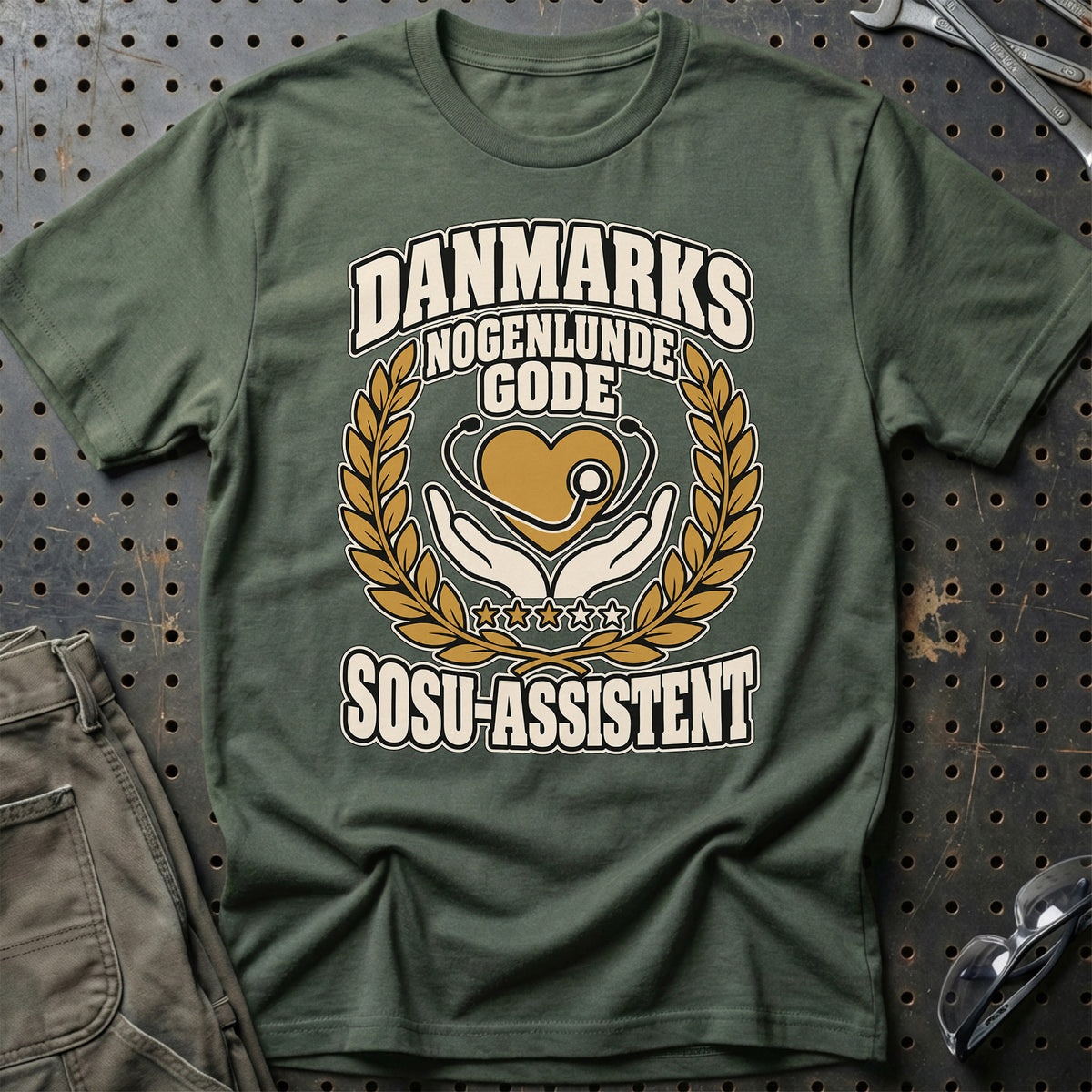
SOSU-assistent – Danmarks Nogenlunde Gode T-Shirt – Grøn Militær