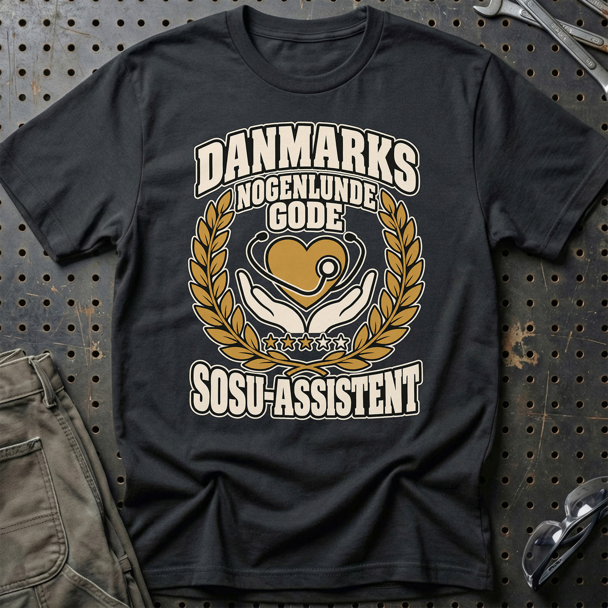 
SOSU-assistent – Danmarks Nogenlunde Gode T-Shirt – Sort