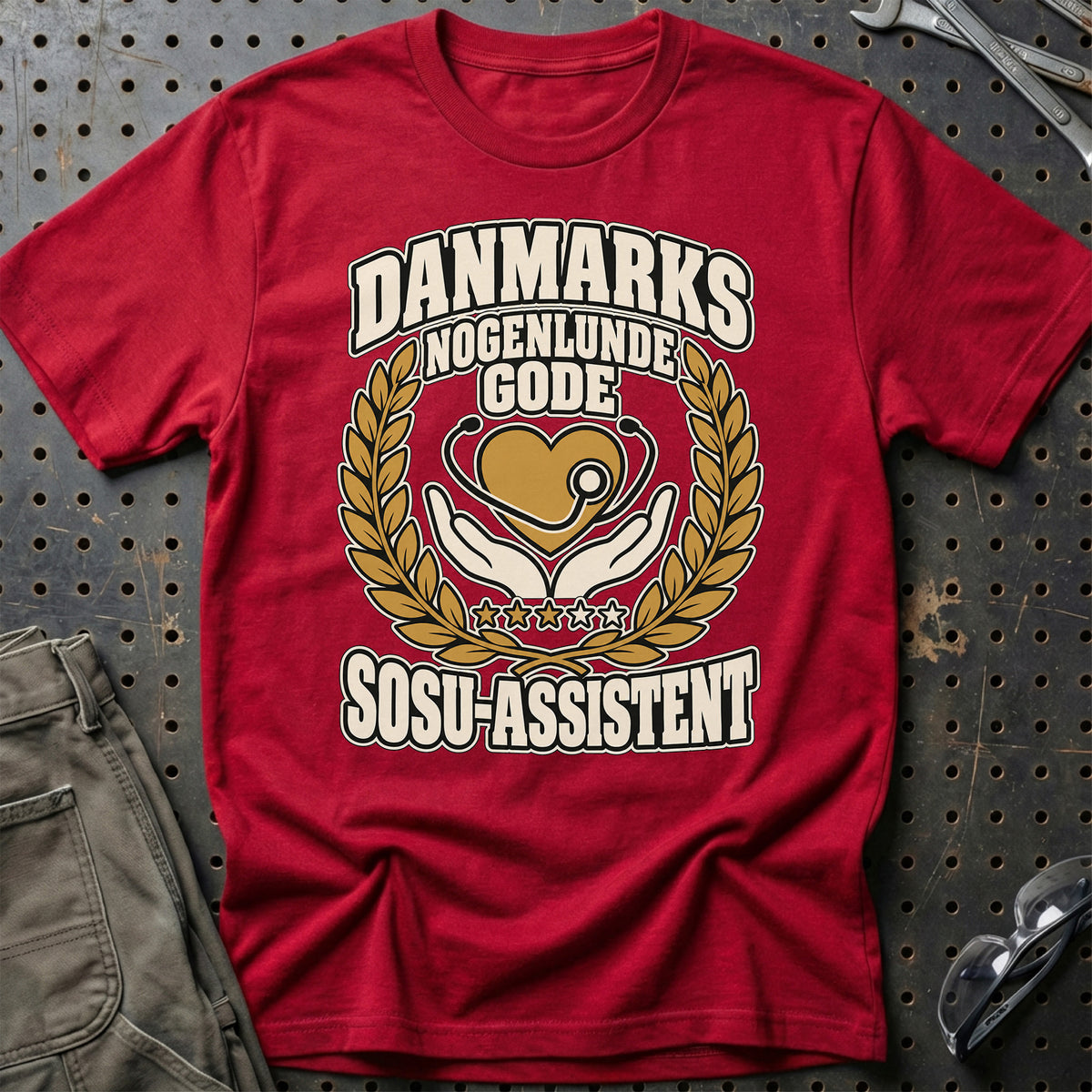 
SOSU-assistent – Danmarks Nogenlunde Gode T-Shirt – Rød