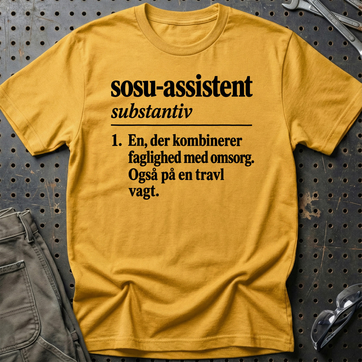 
SOSU-assistent – Definition T-Shirt – Guld