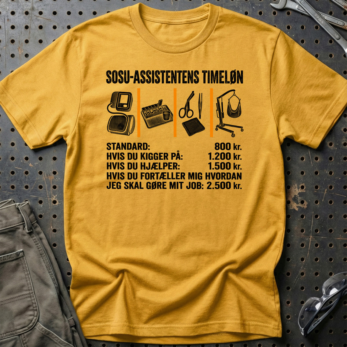
SOSU-assistentens Timeløn T-Shirt – Guld