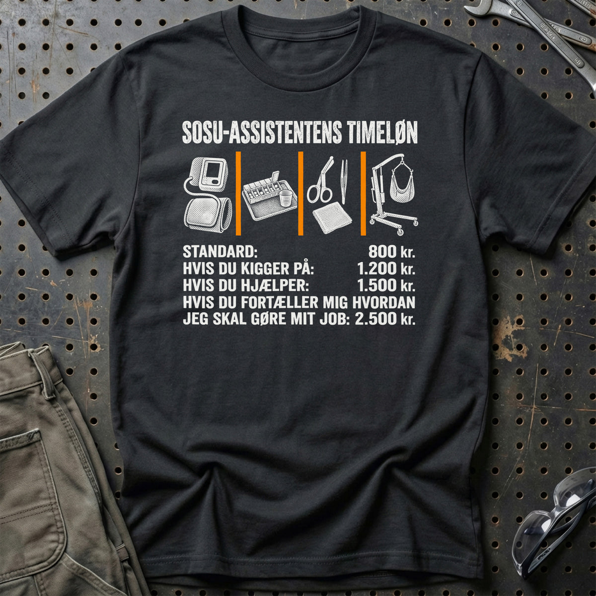 
SOSU-assistentens Timeløn T-Shirt – Sort