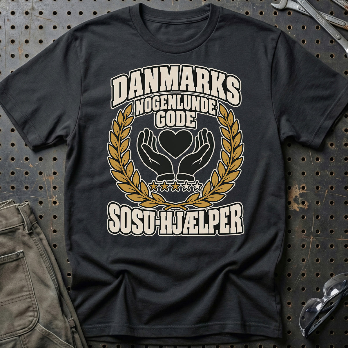 SOSU-hjælper – Danmarks Nogenlunde Gode T-Shirt-Beklædning-Garage Culture-Sort-S-Garage Culture Shop- garage - man cave - merchandise