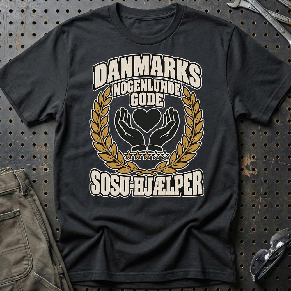
Produktbillede af SOSU-hjælper – Danmarks Nogenlunde Gode T-Shirt