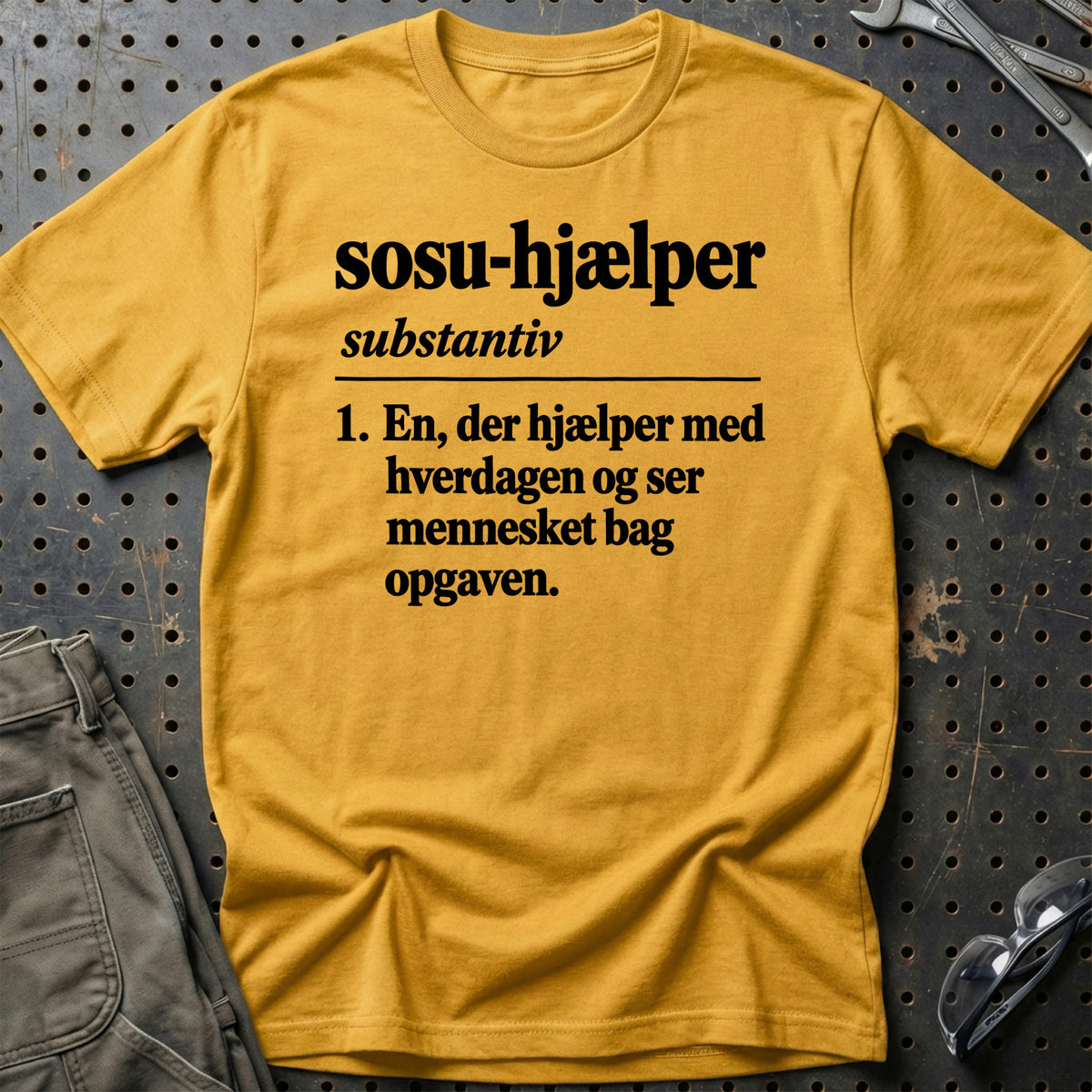 
SOSU-hjælper – Definition T-Shirt – Guld