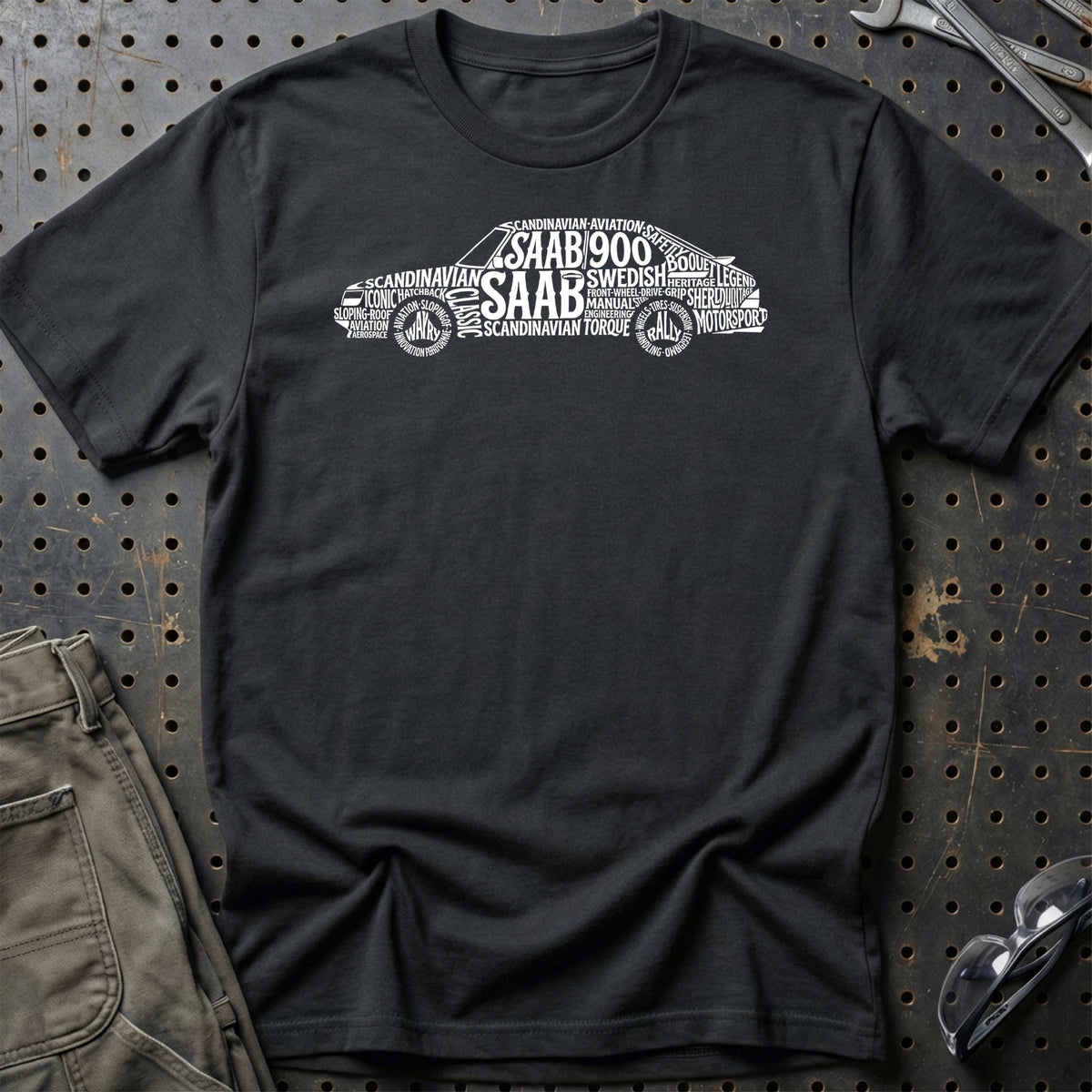 
Saab 900 Old School Typography T-Shirt – Sort